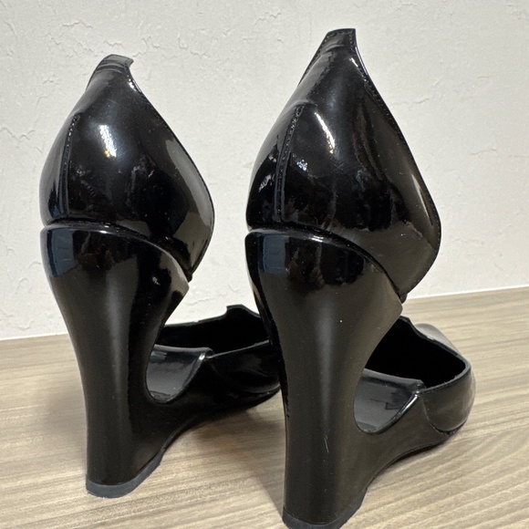 Louis Vuitton black patent leather pumps. - Picture 4 of 8